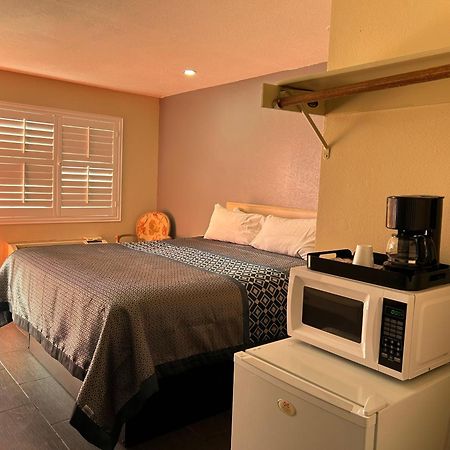 California Inn Hotel And Suites Adelanto Us 395 ภายนอก รูปภาพ