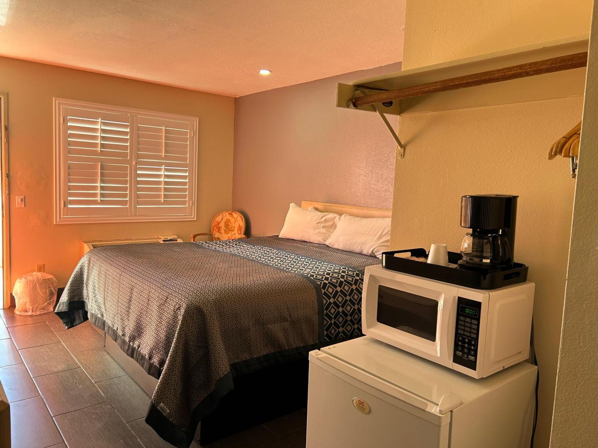 California Inn Hotel And Suites Adelanto Us 395 ภายนอก รูปภาพ