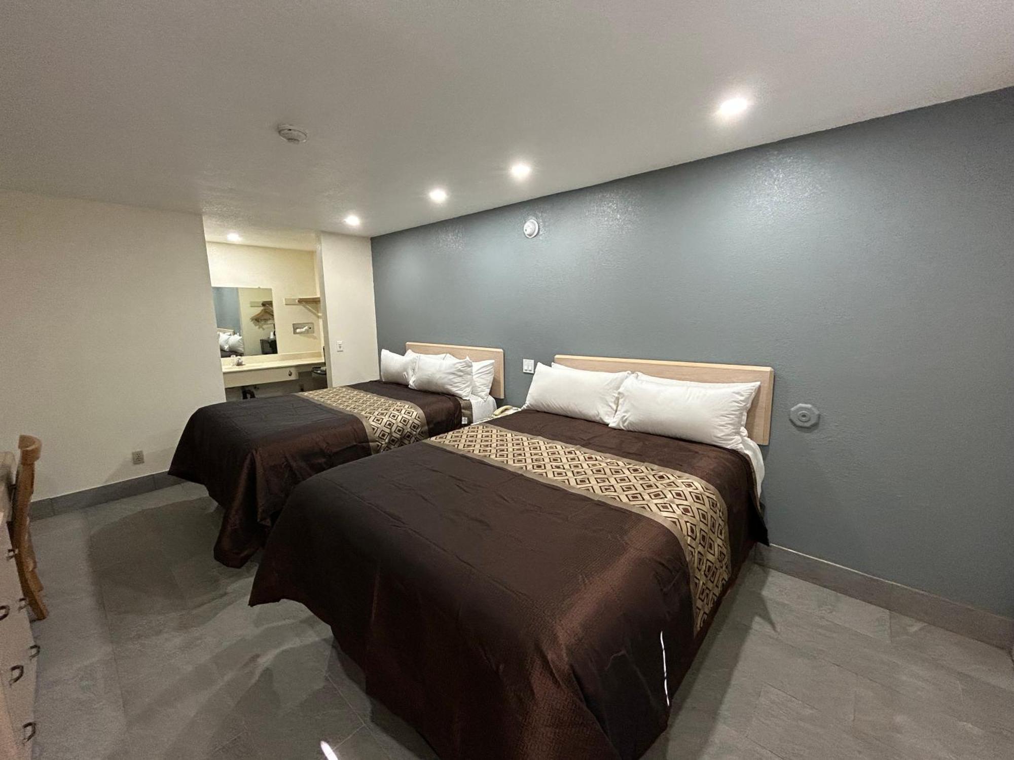 California Inn Hotel And Suites Adelanto Us 395 ภายนอก รูปภาพ