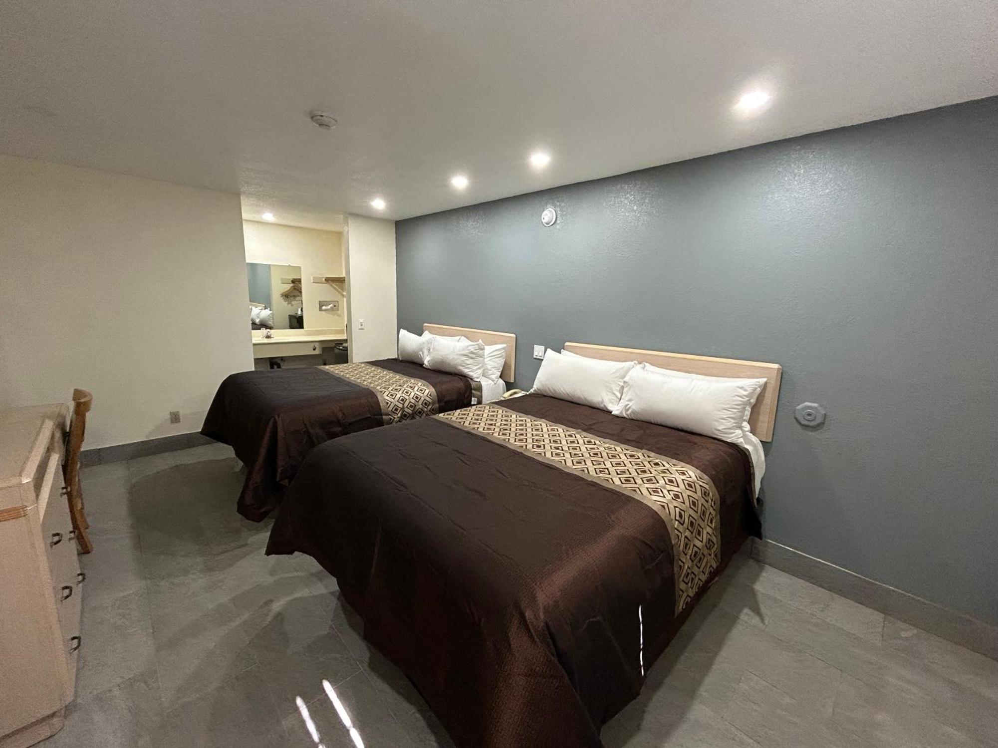 California Inn Hotel And Suites Adelanto Us 395 ภายนอก รูปภาพ