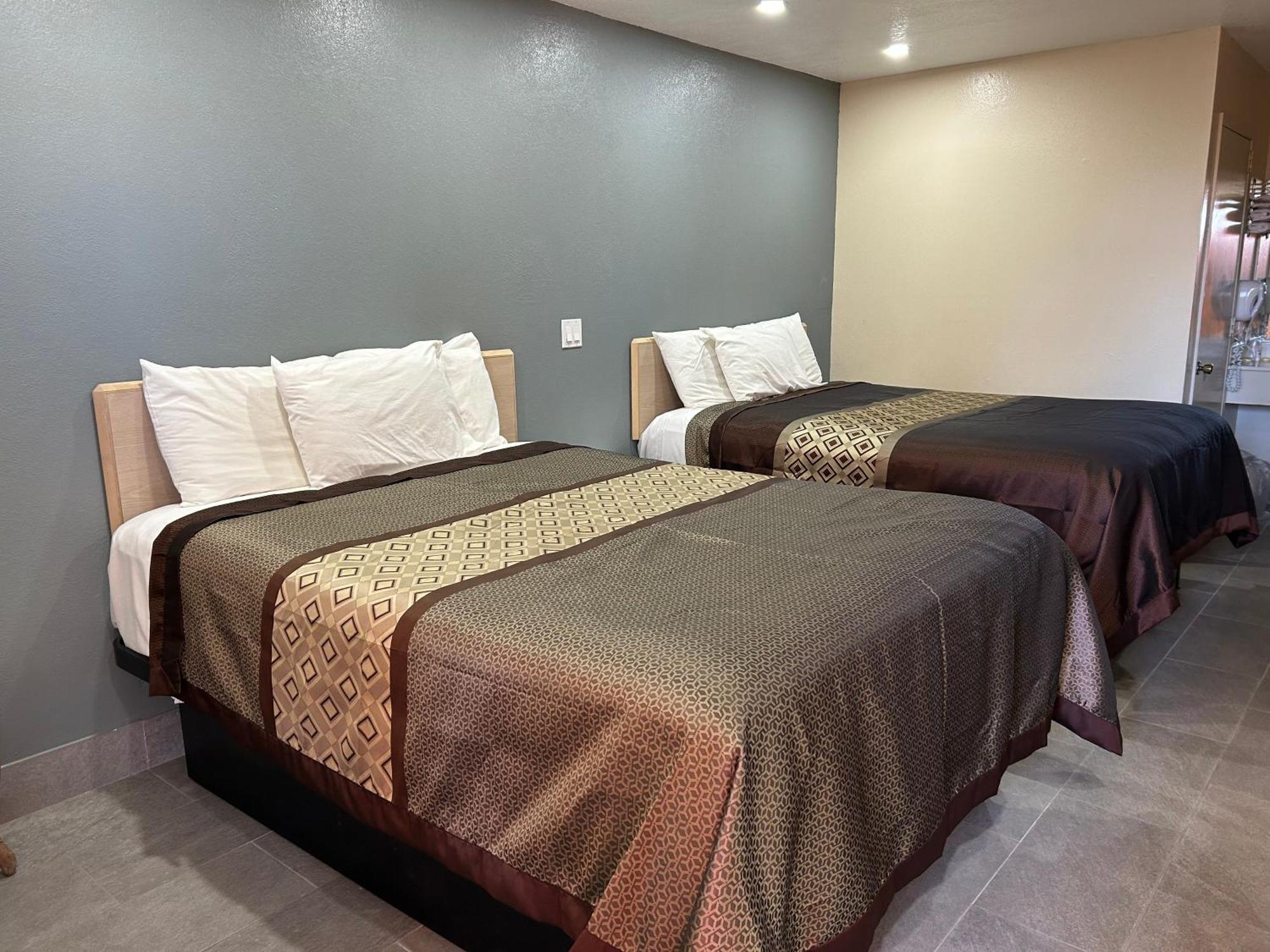 California Inn Hotel And Suites Adelanto Us 395 ภายนอก รูปภาพ