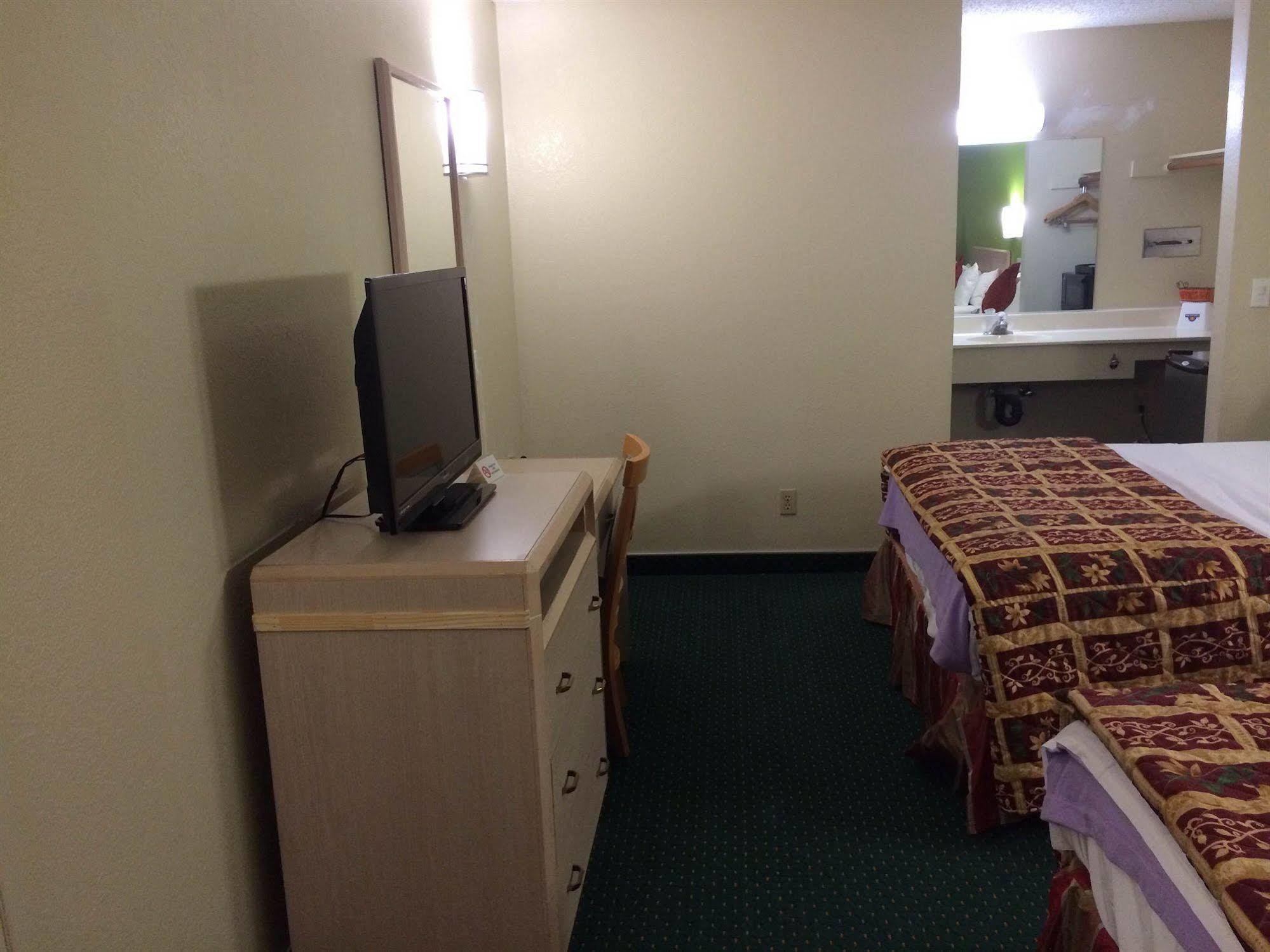 California Inn Hotel And Suites Adelanto Us 395 ภายนอก รูปภาพ
